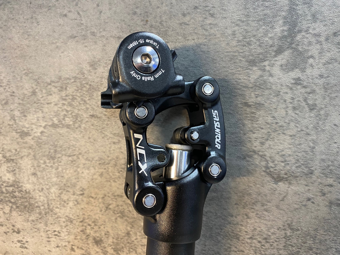 JK839 SR SUNTOUR NCX サスペンション シートポスト アルミ 黒 Φ30.9