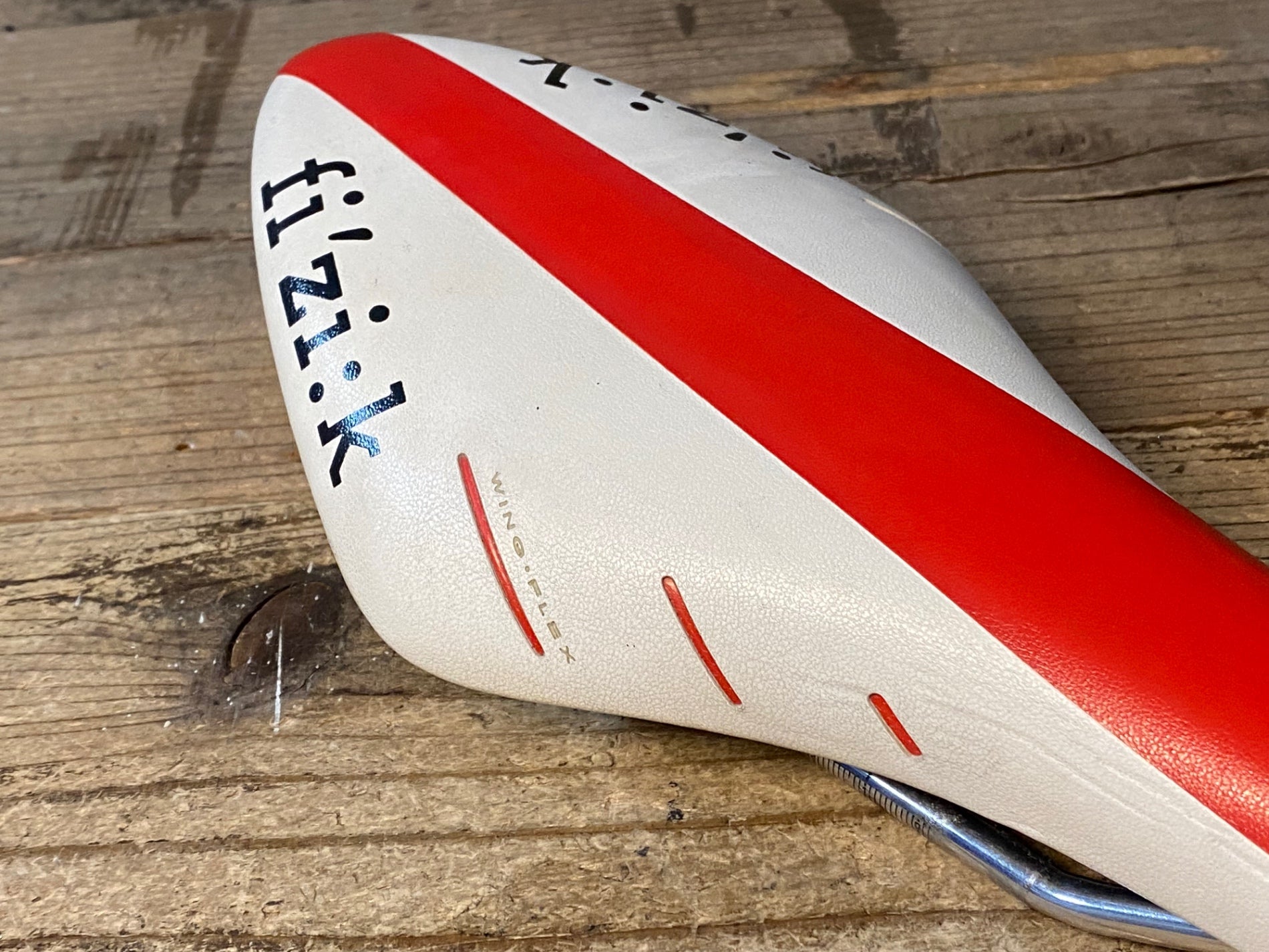 JQ288 フィジーク fizik アリオネ ARIONE WING FLEX サドル 白 赤