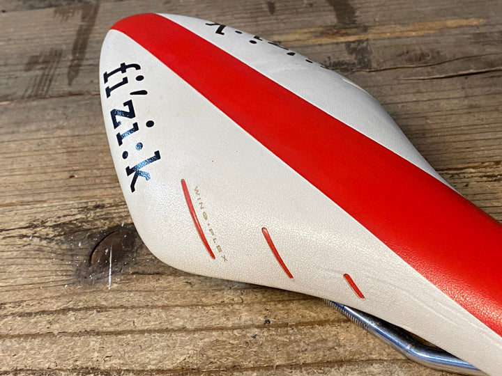 JQ288 フィジーク fizik アリオネ ARIONE WING FLEX サドル 白 赤 135mm kiumレール