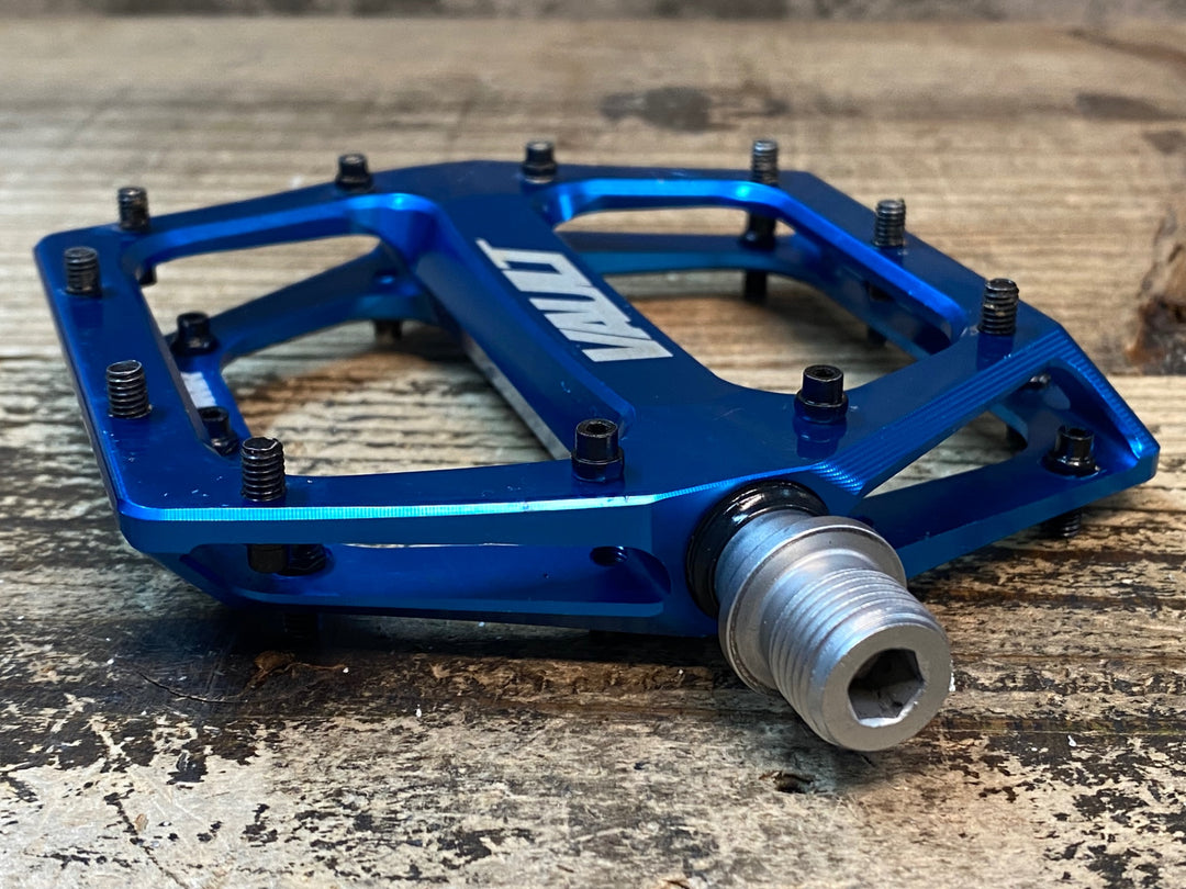 JJ105 DMR VAULT フラットペダル 青