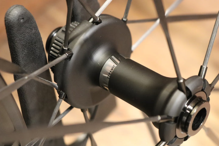 鬼ベアリング搭載！カデックス CADEX ウルトラ ディスク 50 ULTRA DISC TUBELESS カーボン チューブレス ホイールセット シマノ12/11S  【東京南麻布店】