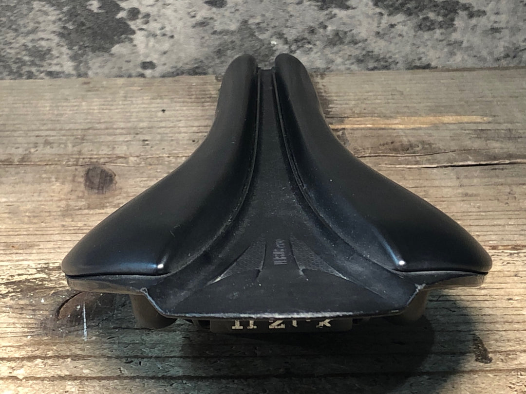 JN282 フィジーク fizik アリオネ ARIONE R1 VERSUS EVO CARBON サドル カーボンレール 130mm ※先端部剥がれのためジャンク