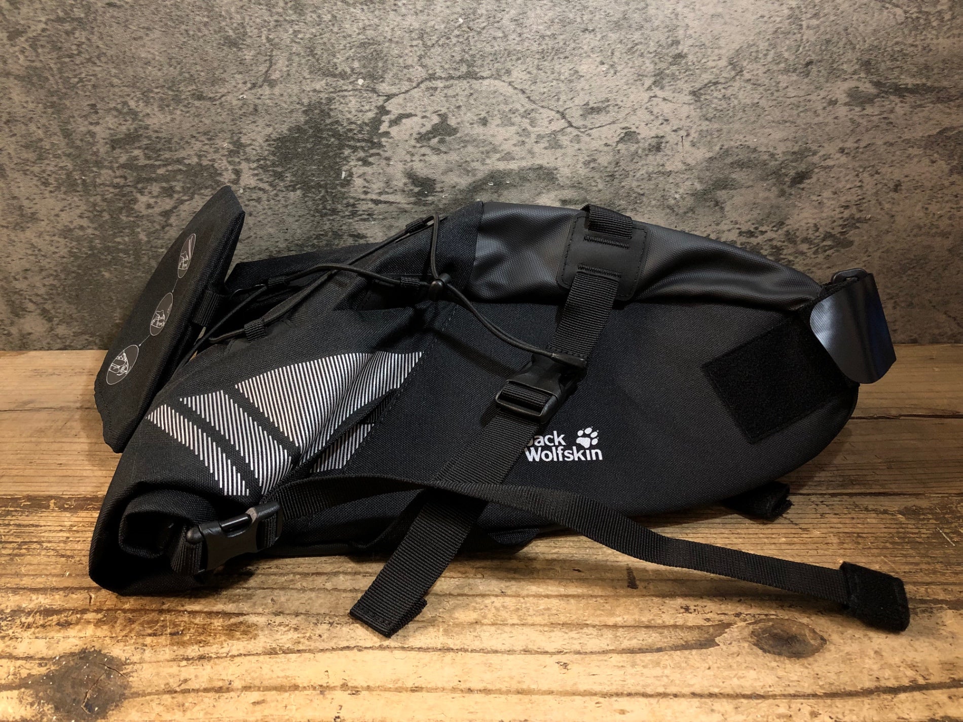 8r288 新品タグ付 ジャックウルフスキン 完全防水　大型　サドルバッグ 黒 KE573 ジャックウルフスキン Jack Wolfskin サドルバッグ ブラック