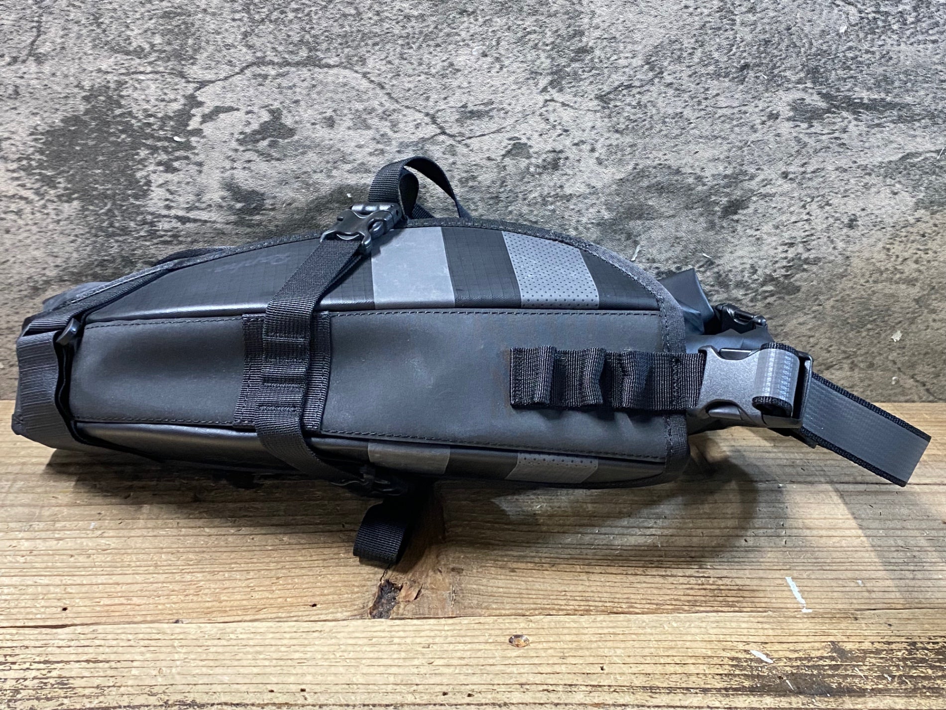 JU129 ラファ Rapha WATERPROOF REAR PACK サドルバッグ 黒 グレー