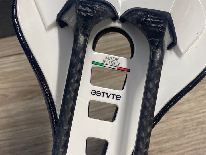 KE957 アスチュート ASTVTE SKYLITE VT サドル 黒 白 CARBONIOレール 135mm