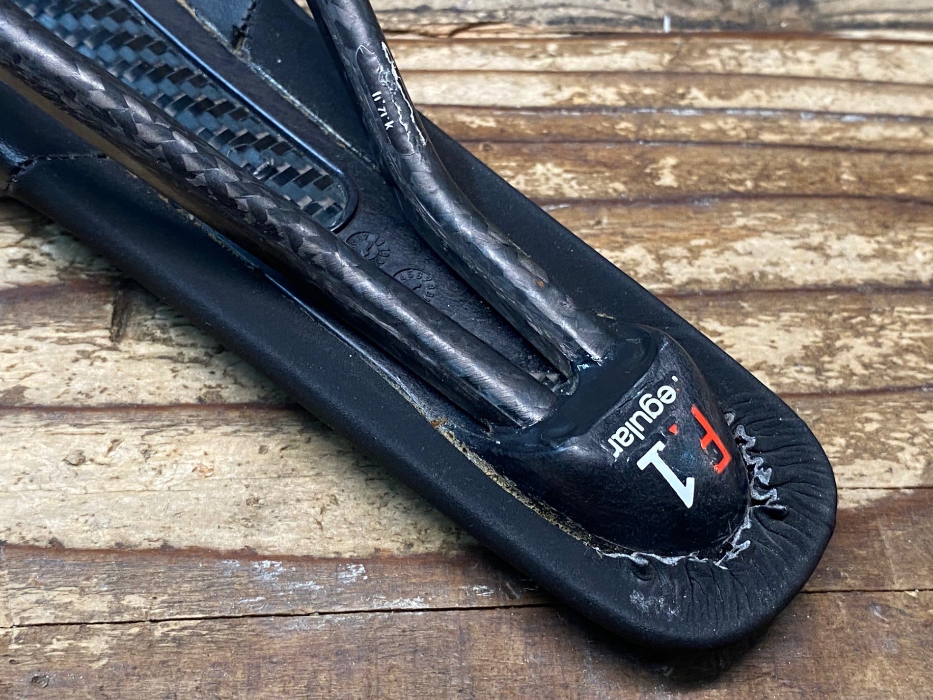 JG045 フィジーク fizik ANTARES R1 regular サドル カーボンレール