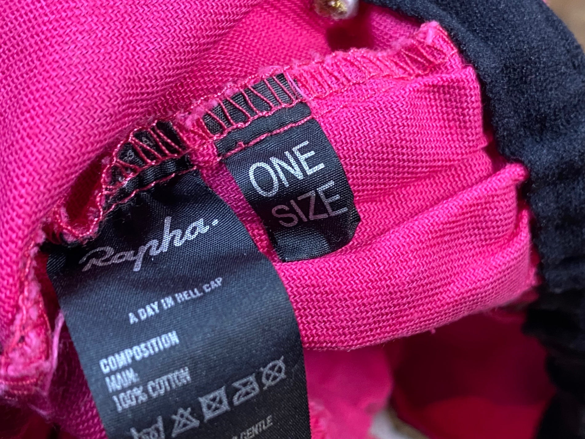 JY829 ラファ Rapha A DAY IN HELL CAP サイクルキャップ 黒 ピンク