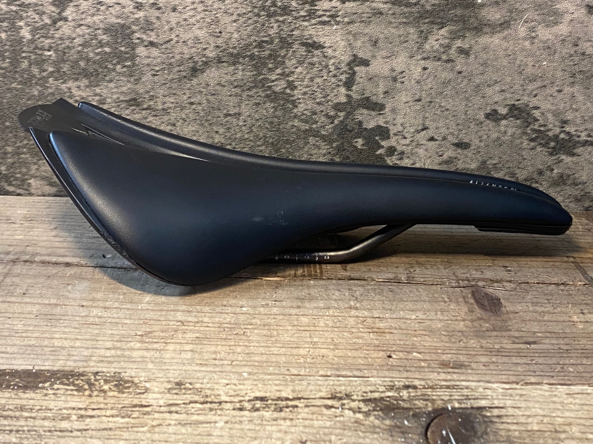 JO403 フィジーク fizik アリアンテR3 fizik VERSUS EVO サドル Kium