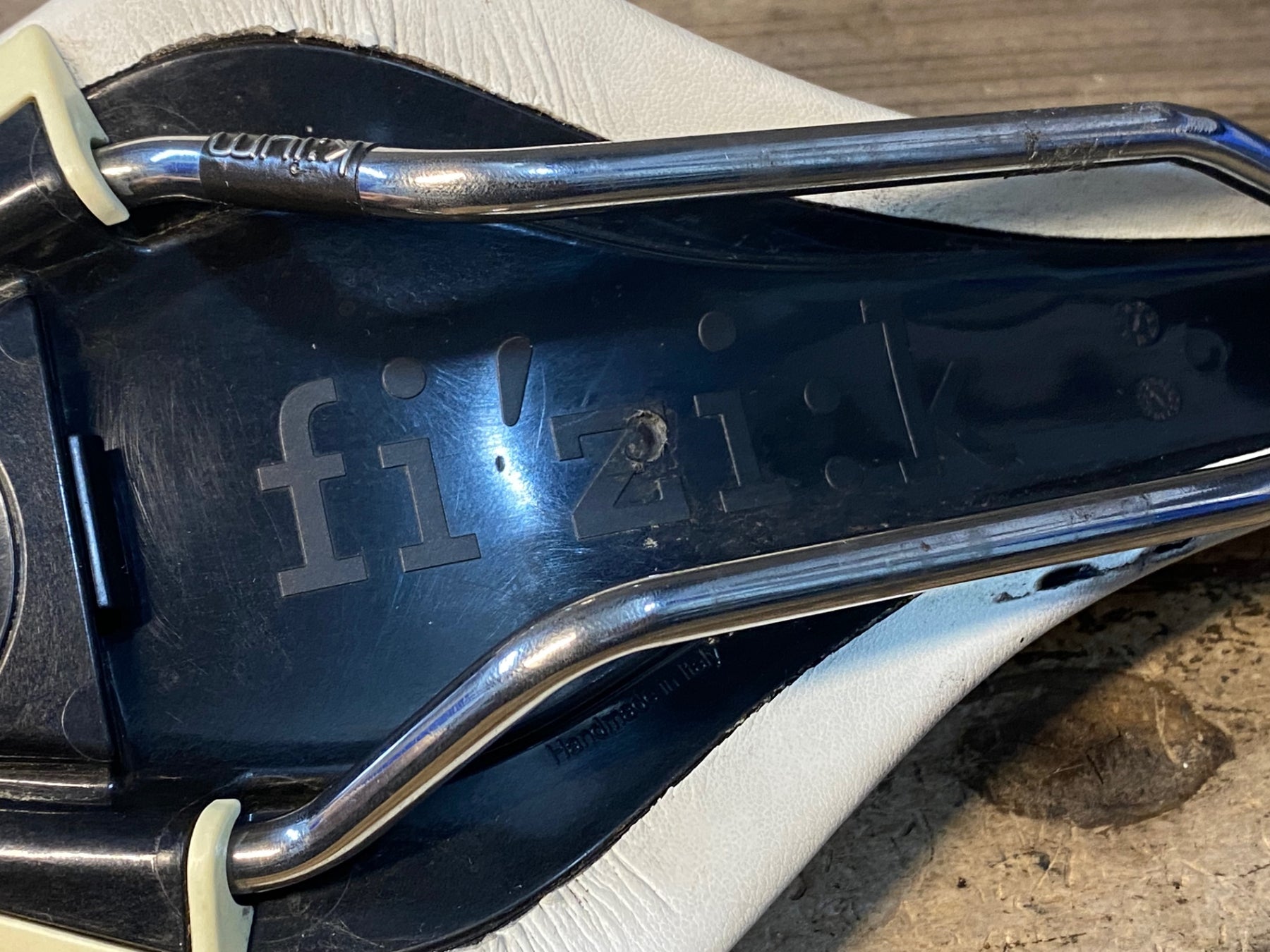 JQ288 フィジーク fizik アリオネ ARIONE WING FLEX サドル 白 赤