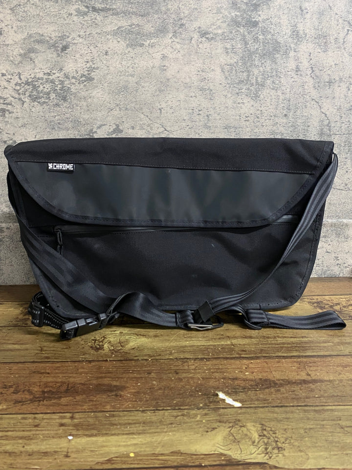 KC207 クローム CHROME SIMPLE MESSENGER BAG メッセンジャーバッグ 黒