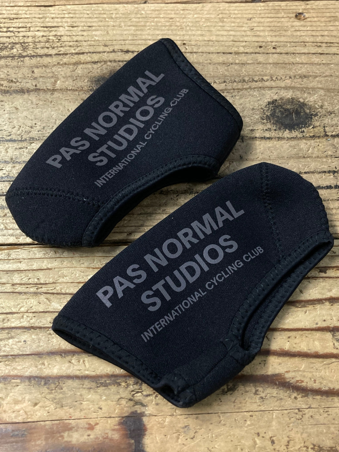 KM736 パスノーマルスタジオ PAS NORMAL STUDIOS トゥーカバー 黒 S