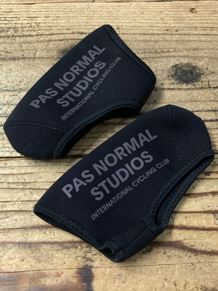 KM736 パスノーマルスタジオ PAS NORMAL STUDIOS トゥーカバー 黒 S