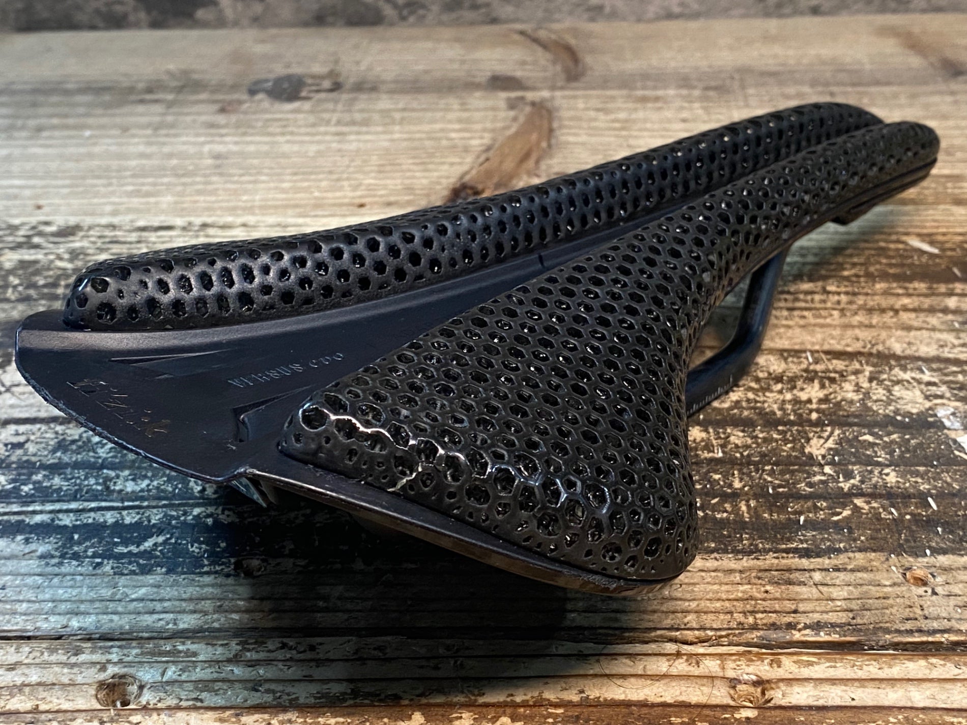 JG175 フィジーク Fizik Antares Versus Adaptive R1 3D サドル