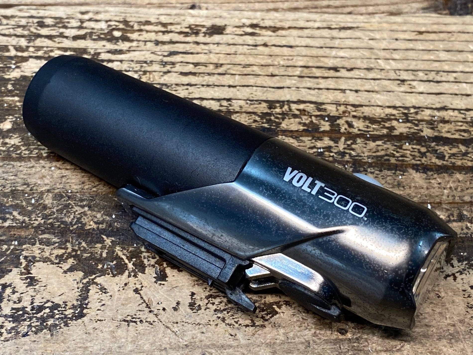 IU832 キャットアイ CAT-EYE ボルト VOLT 300 LED フロントライト 点灯