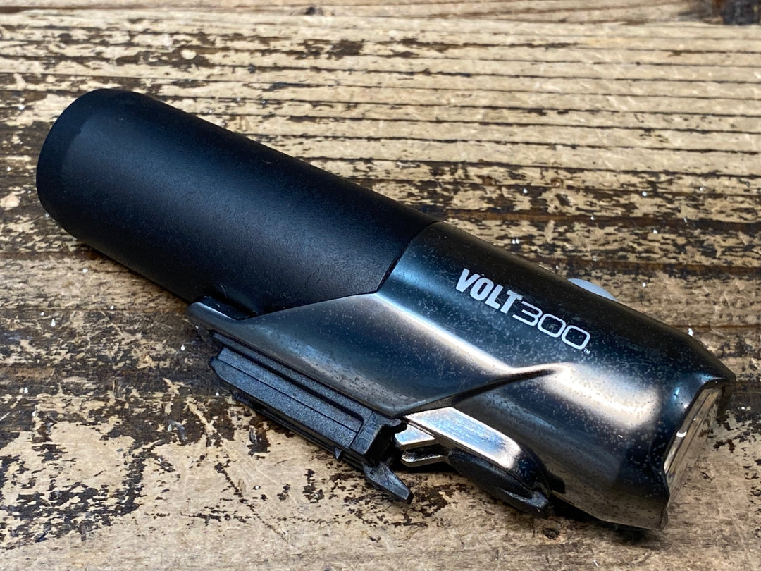 IU832 キャットアイ CAT-EYE ボルト VOLT 300 LED フロントライト 点灯確認済み