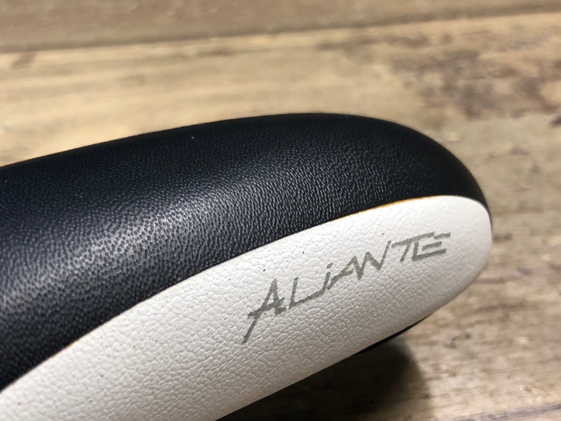 JV712 フィジーク fizik ALIANTE GAMMA kium サドル 黒 白 – BICI