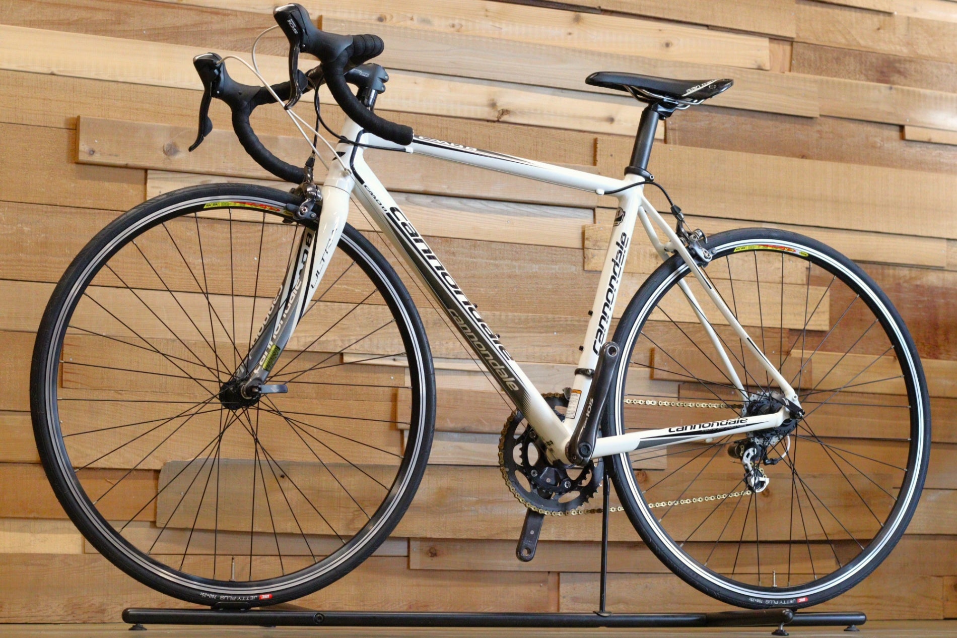 キャノンデール　CAAD8 フィジークサドル　2011モデル　完成車 キャノンデール CANNONDALE キャド CAAD8 2011 51サイズ シマノ 105