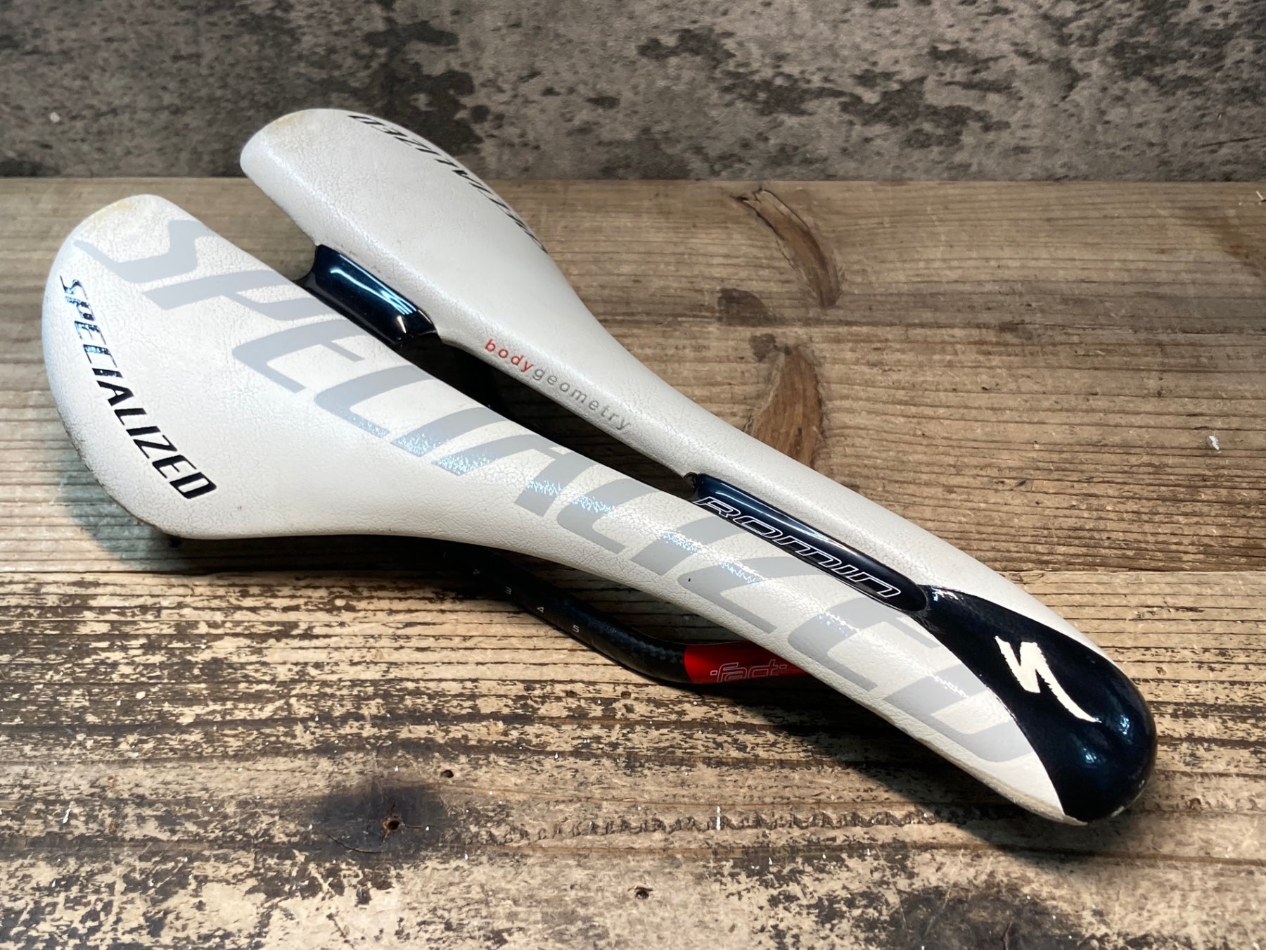 公式 13 †サーティーン† ローブ JI132 スペシャライズド SPECIALIZED ローミン ROMIN サドル 白 143mm