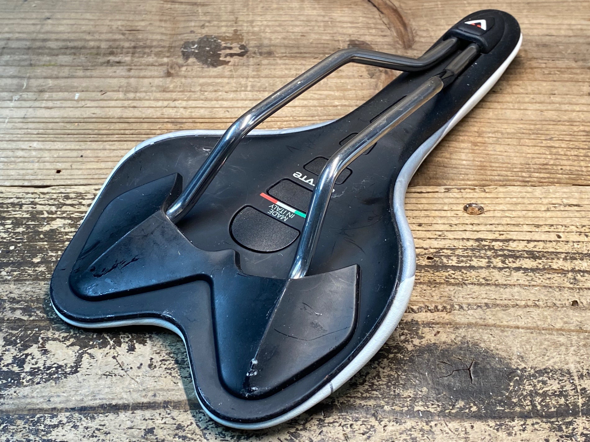 JI988 アスチュート ASTUTE スカイライン SKYLINE SR サドル 白 チタン