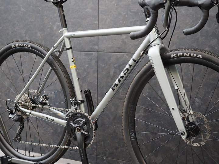 マジィ MASI TAVOLO 2022年 51サイズ シマノ Tiagra×GRX400 Mix 10S クロモリ グラベルロードバイク –  BICI AMORE ONLINE STORE